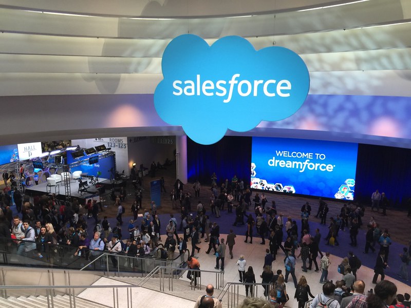 Dreamforce Taking the escalator down to the @Dreamforce 2014 show floor.